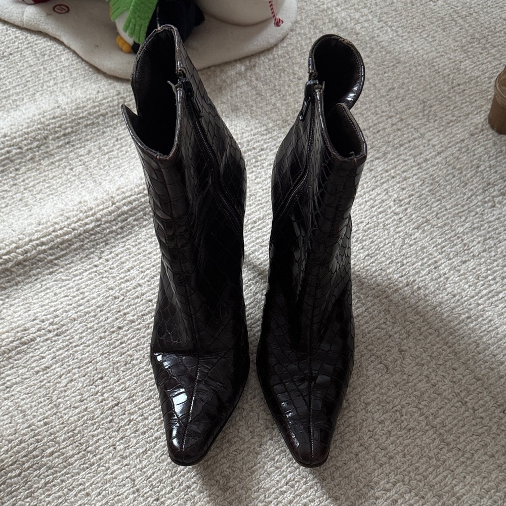 Elegant Brown Crocodile-Patterned Women's Boots